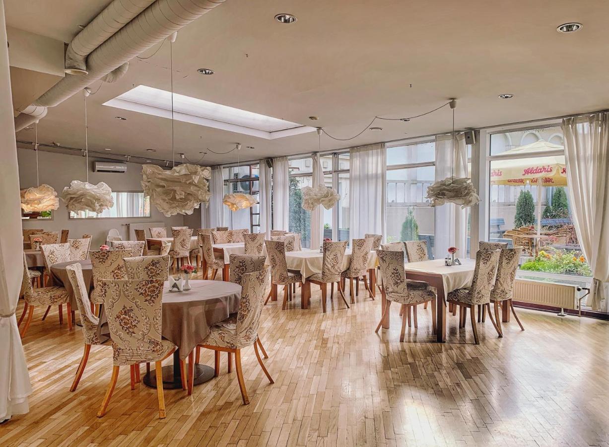 Nb Hotel With Free Parking Рига Екстериор снимка