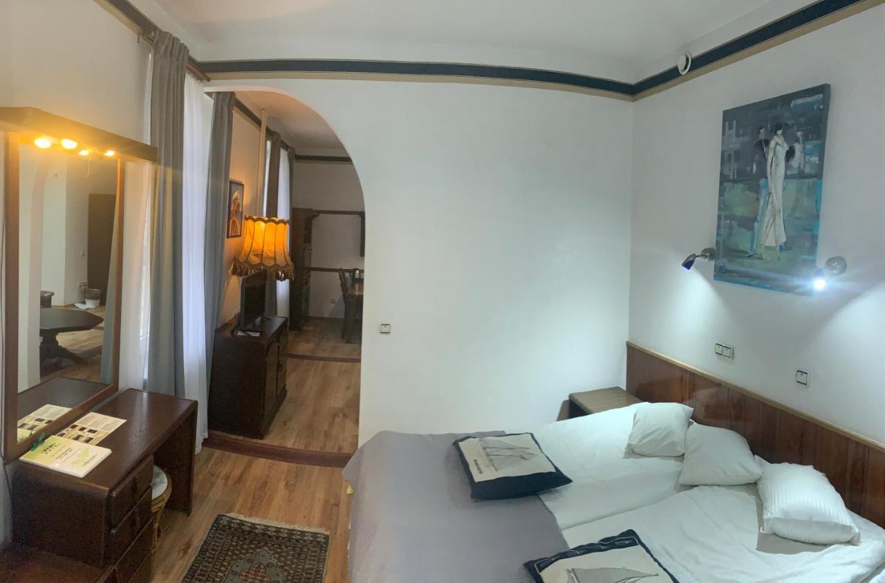 Nb Hotel With Free Parking Рига Екстериор снимка