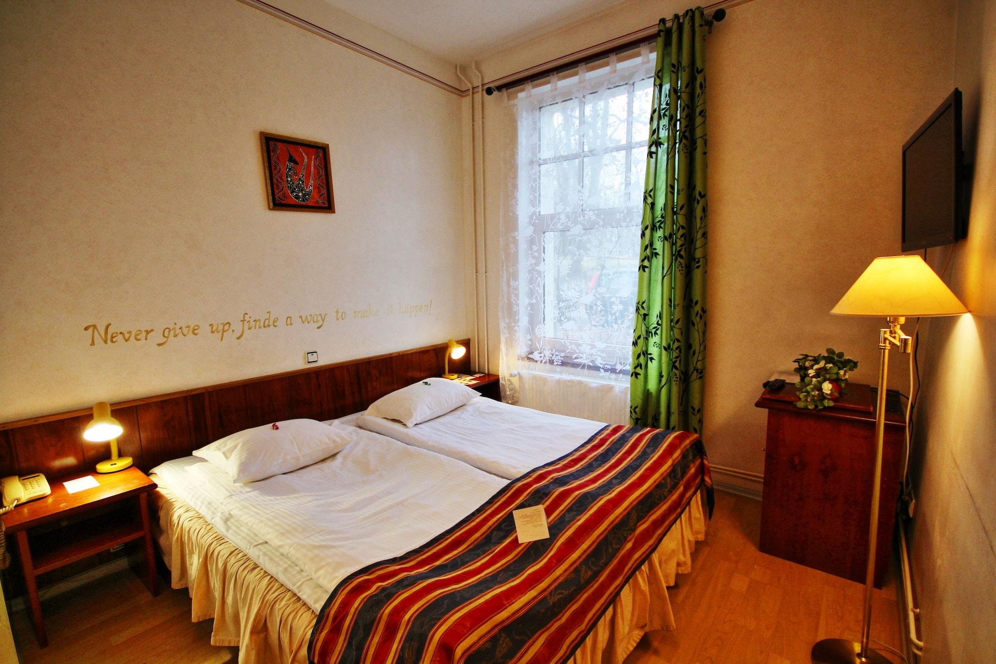 Nb Hotel With Free Parking Рига Екстериор снимка