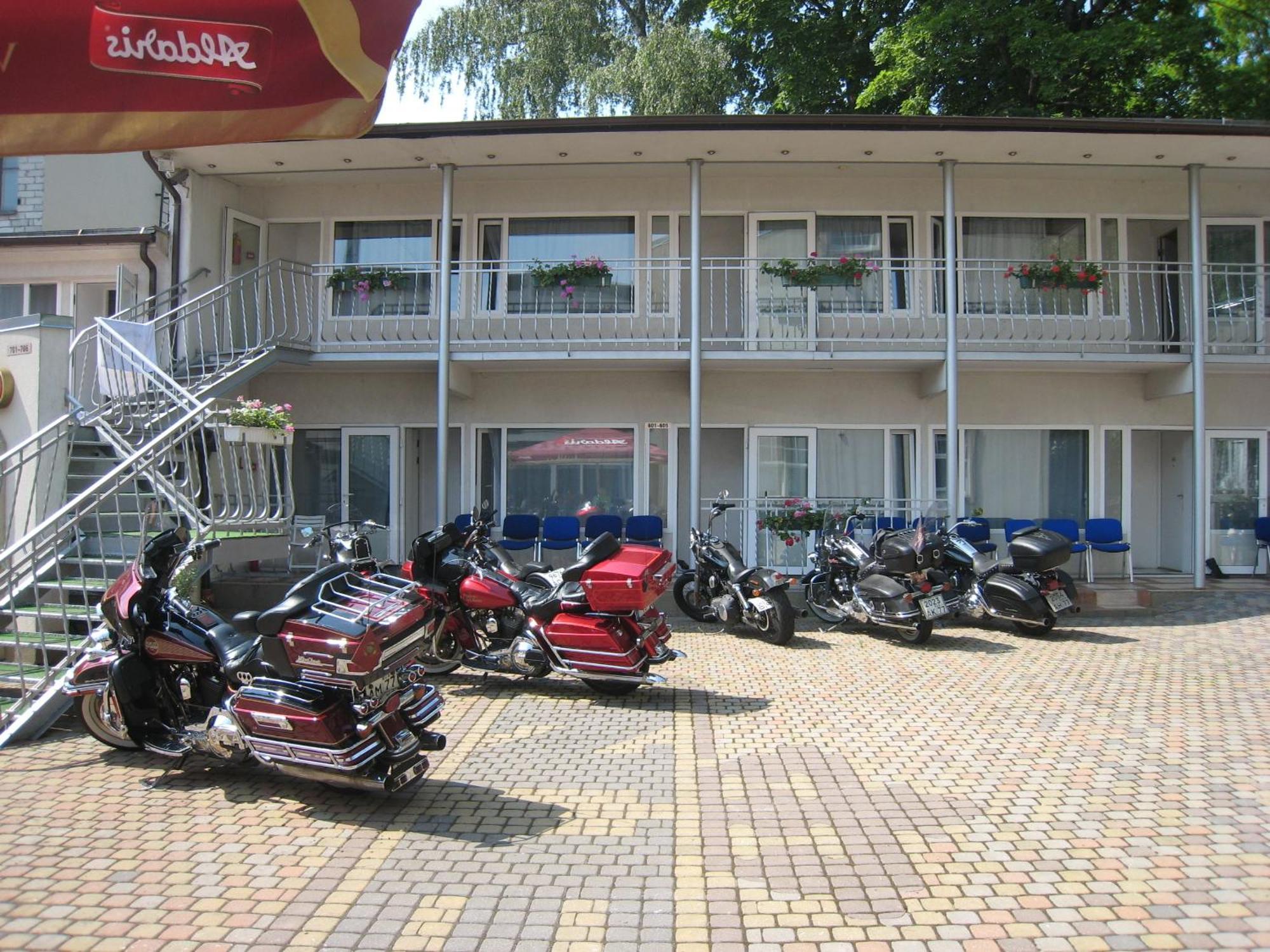 Nb Hotel With Free Parking Рига Екстериор снимка